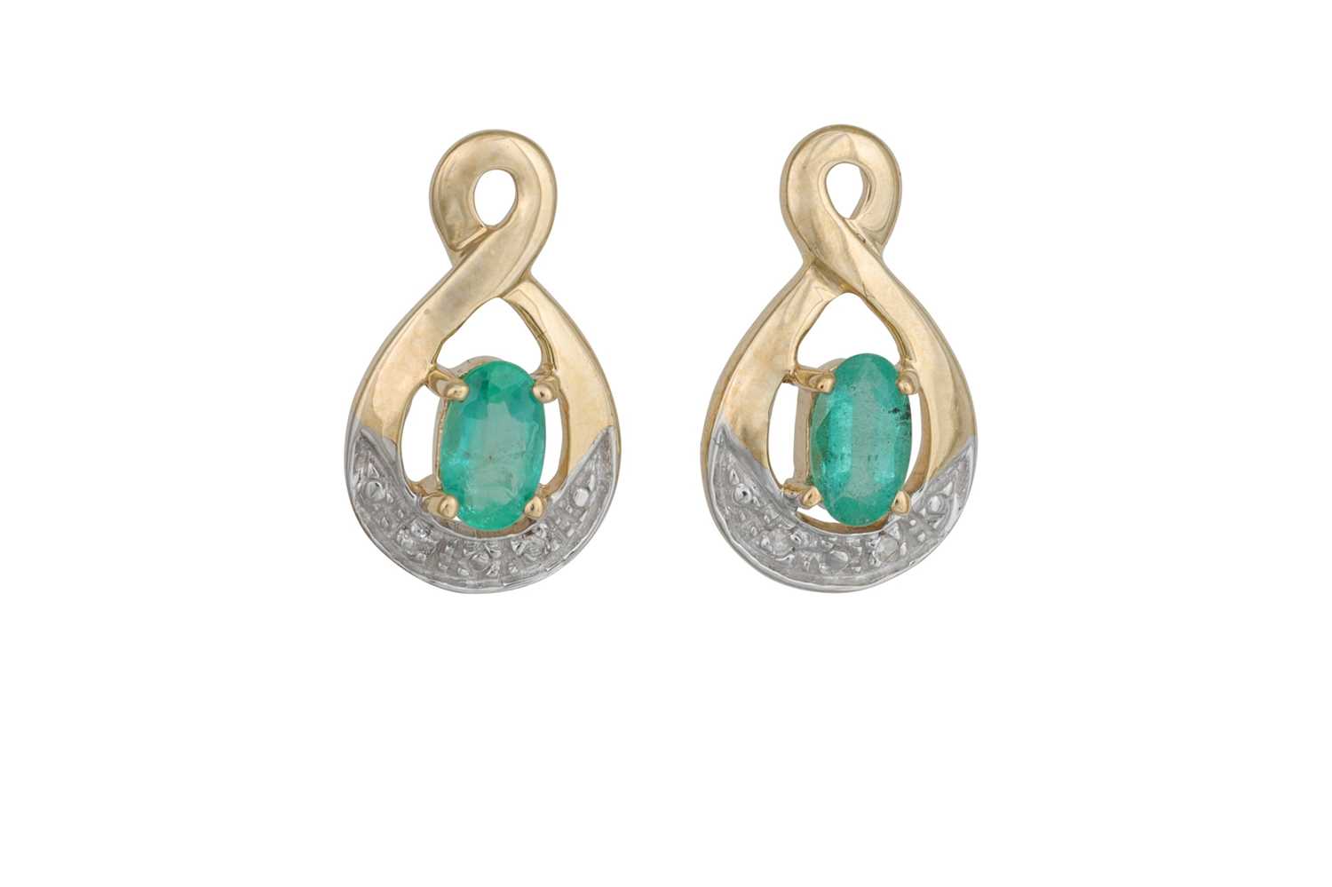 Lot 11 - A PAIR OF DIAMOND AND EMERALD DROP EARRINGS,...