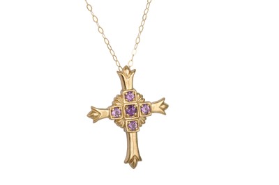 Lot 13 - AN AMETHYST SET CROSS, mounted in gold, on a...