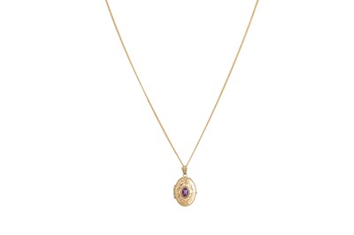 Lot 33 - AN AMETHYST SET LOCKET AND CHAIN, oval shape,...