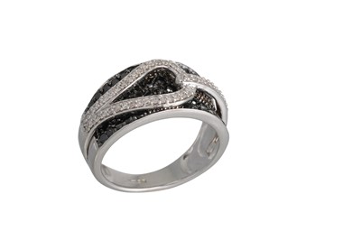 Lot 34 - A BLACK AND WHITE DIAMOND CLUSTER RING, pavé...