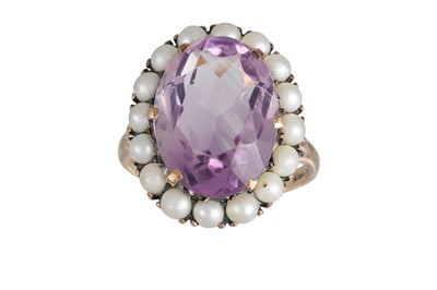 Lot 35 - AN ANTIQUE AMETHYST AND PEARL RING, the large...
