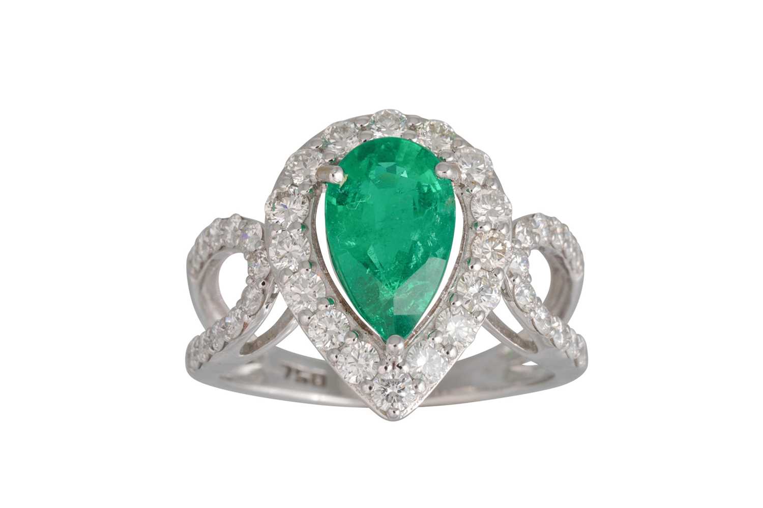 Lot 69 - A DIAMOND AND EMERALD CLUSTER RING, the pear...