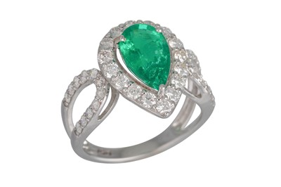 Lot 69 - A DIAMOND AND EMERALD CLUSTER RING, the pear...