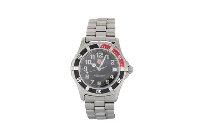 Lot 422 - A GENT'S STAINLESS STEEL TAG HEUER...