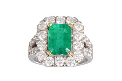 Lot 166 - A DIAMOND AND EMERALD CLUSTER RING, the trap...