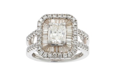 Lot 323 - A DIAMOND CLUSTER RING, the centre diamond to...