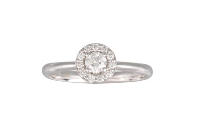Lot 171 - A DIAMOND 'HALO' CLUSTER RING, set with...