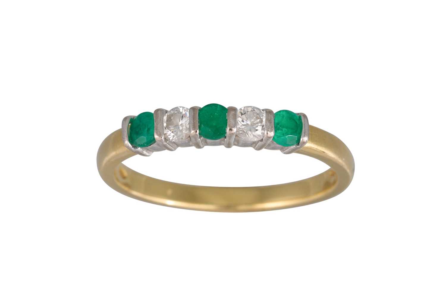 Lot 93 - AN EMERALD AND DIAMOND FIVE STONE RING,...