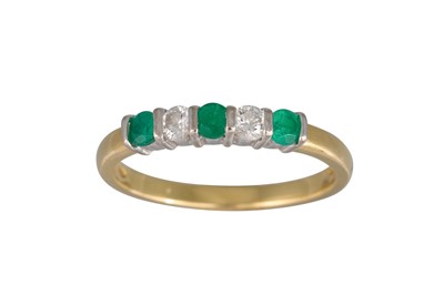 Lot 264 - AN EMERALD AND DIAMOND FIVE STONE RING,...