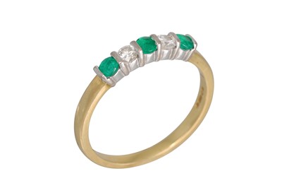 Lot 93 - AN EMERALD AND DIAMOND FIVE STONE RING,...