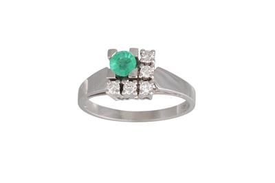 Lot 269 - AN EMERALD AND DIAMOND CLUSTER RING, of square...