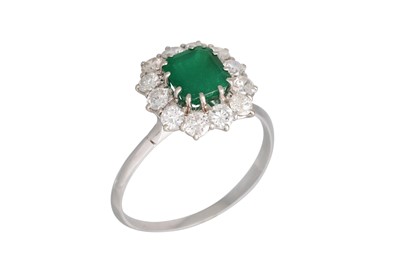 Lot 284 - AN EMERALD AND DIAMOND CLUSTER RING, the trap...