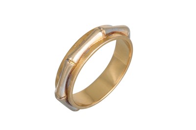 Lot 338 - A TWO COLOUR GOLD SHAPED BAND, in 18ct gold, 6....
