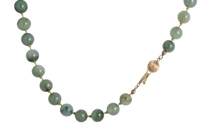 Lot 64 - A GRADUATED JADE BEADED NECKLACE, gold ball clasp