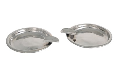 Lot 482 - A PAIR OF SILVER HALLMARKED ASHTRAYS, 45 g
