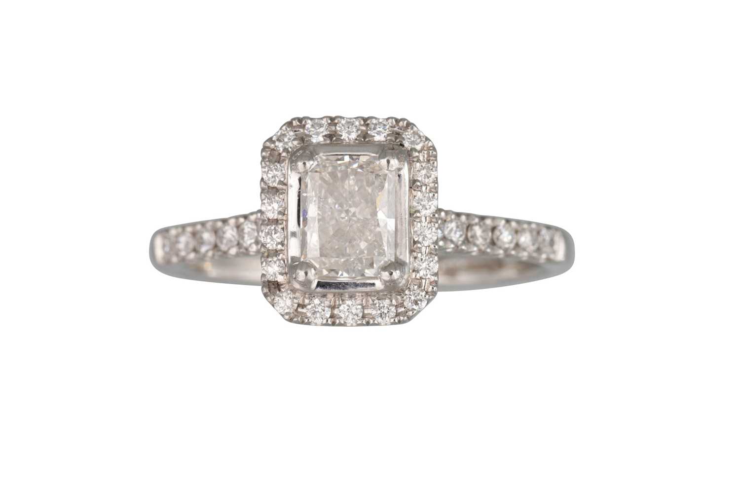 Lot 116 - A DIAMOND CLUSTER RING, the emerald cut...