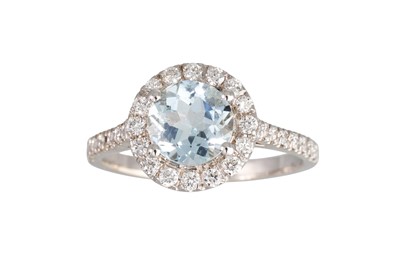 Lot 316 - AN AQUAMARINE AND DIAMOND CLUSTER RING, the...