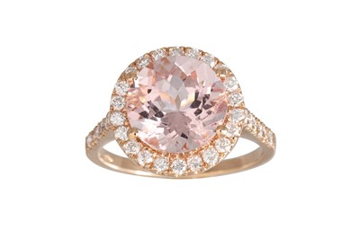 Lot 317 - A MORGANITE AND DIAMOND CLUSTER RING, the...