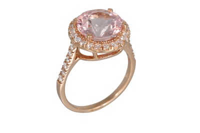 Lot 317 - A MORGANITE AND DIAMOND CLUSTER RING, the...