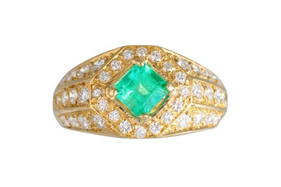 Lot 337 - AN EMERALD AND DIAMOND CLUSTER RING, the...