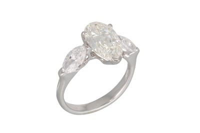 Lot 303 - A DIAMOND SOLITAIRE RING, the pear shaped...