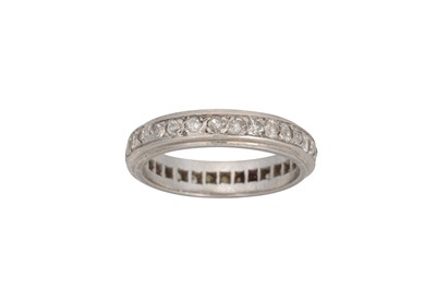 Lot 353 - AN ANTIQUE DIAMOND ETERNITY RING, the old cut...