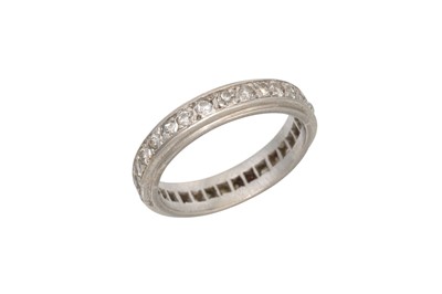 Lot 353 - AN ANTIQUE DIAMOND ETERNITY RING, the old cut...
