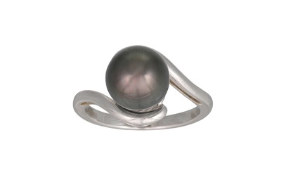 Lot 15 - A PEARL SINGLE STONE RING, of twist design,...