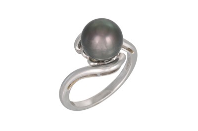Lot 354 - A PEARL SINGLE STONE RING, of twist design,...