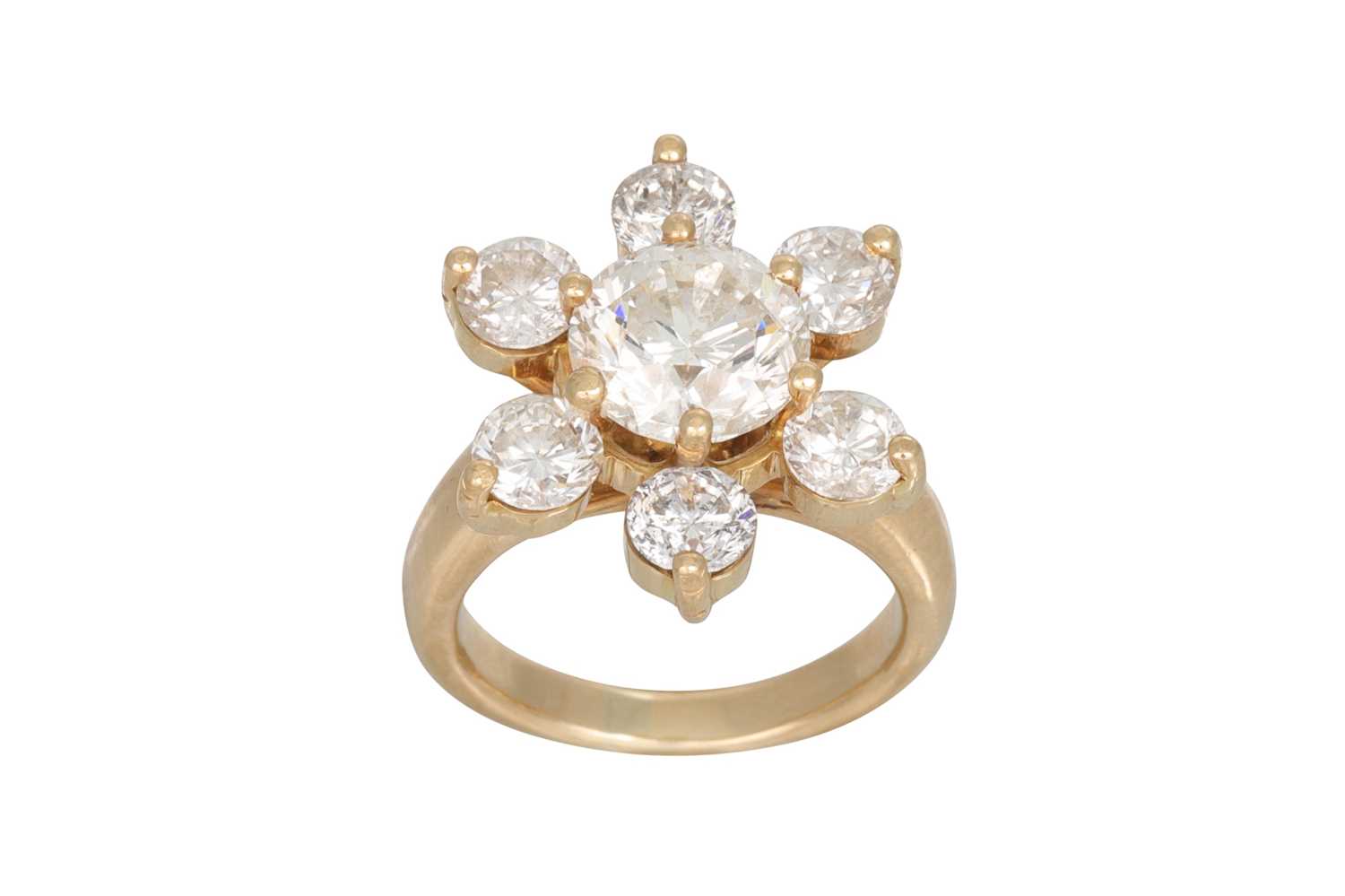 Lot 288 - A DIAMOND CLUSTER RING, set with a central...