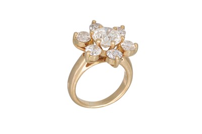 Lot 288 - A DIAMOND CLUSTER RING, set with a central...