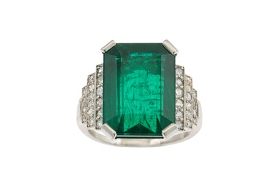 Lot 229 - AN EMERALD AND DIAMOND RING, the trap cut...