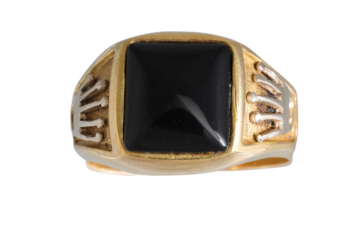 Lot 56 - AN 18CT GOLD GENT'S RING, set with an onyx, 11....