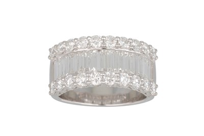 Lot 158 - A DIAMOND SET THREE ROWED RING, the baguette...