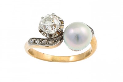Lot 235 - AN ANTIQUE DIAMOND AND PEARL 'TOI ET MOI' RING,...