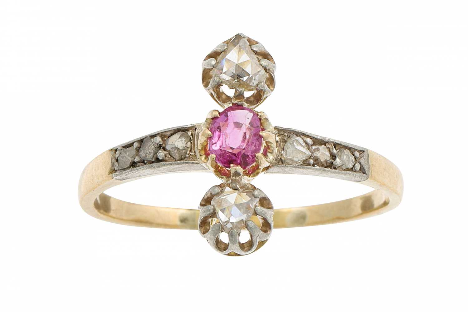 Lot 236 - AN ANTIQUE RUBY AND DIAMOND RING, the ruby and...