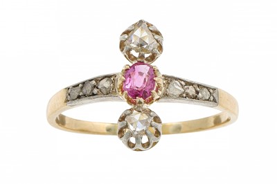 Lot 236 - AN ANTIQUE RUBY AND DIAMOND RING, the ruby and...