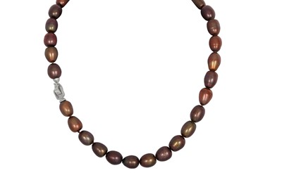 Lot 210 - A CULTURED PEARL NECKLACE, brown tones, to an...