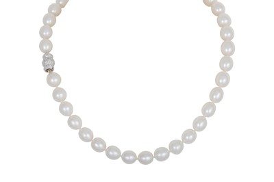 Lot 211 - A CULTURED PEARL NECKLACE, cream tone, to an...