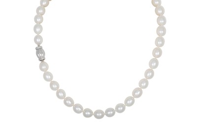 Lot 212 - A CULTURED PEARL NECKLACE, cream tones, to in...