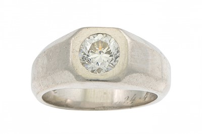 Lot 237 - A VINTAGE DIAMOND SOLITAIRE RING, the old cut...