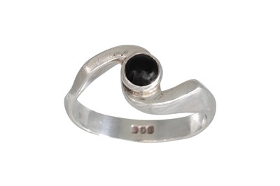 Lot 120 - A SILVER AND ONYX RING BY MARIKA MURAGHAN,...