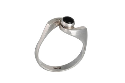 Lot 120 - A SILVER AND ONYX RING BY MARIKA MURAGHAN,...