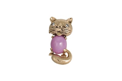 Lot 225 - A RETRO STYLE NOVELTY CAT BROOCH, set with a...