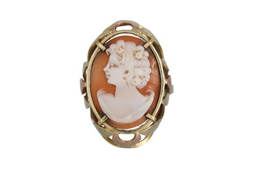 Lot 230 - A CAMEO SHELL RING, in 14ct yellow gold mount,...