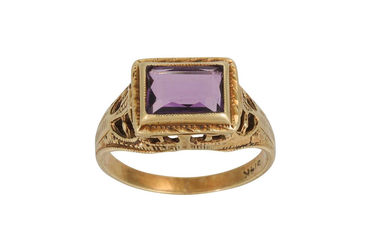Lot 236 - A VINTAGE 14CT YELLOW GOLD SIGNET RING, set...