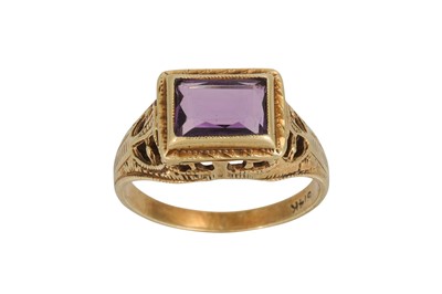 Lot 236 - A VINTAGE 14CT YELLOW GOLD SIGNET RING, set...