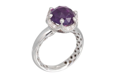 Lot 247 - AN AMETHYST AND DIAMOND DRESS RING, the mixed...