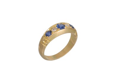 Lot 261 - AN ANTIQUE SAPPHIRE AND DIAMOND RING, mounted...