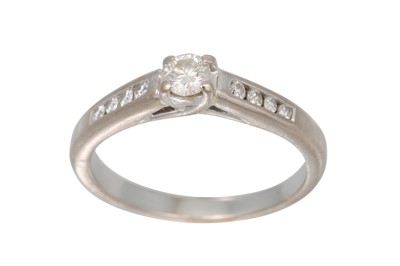 Lot 266 - A DIAMOND SOLITAIRE RING, the centre stone to...